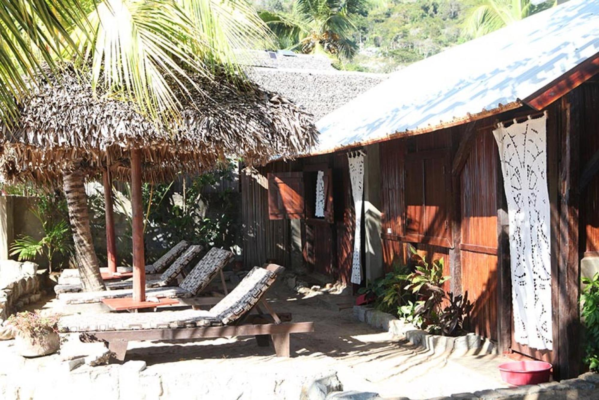 Chez Yolande Hotel Ampangorinana Exterior photo